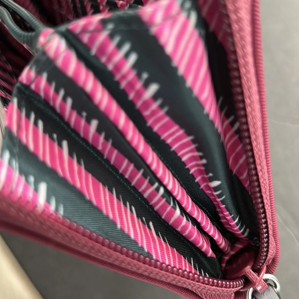 Vera Bradley Continental Wrislet  New. Color Hawthorn Roe
